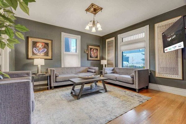 Circle around in the Grand Room for relaxing with a cold drink in your hand and awesome conversation!