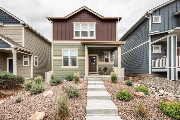 Welcome to Your Modern Vacation Haven! Enjoy Every Moment of Your Perfect Getaway in this New, Stylish Abode!