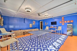 Game Room | Smart TV | Ping Pong Table | Pacman Arcade Game | Free WiFi