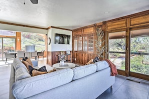 Living Room | Smart TV | Mountain Views