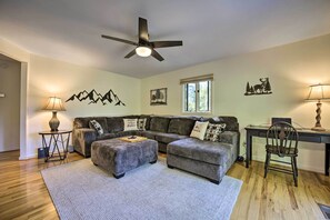 Living Room | 1st Floor | Desk | Smart TV w/ Cable