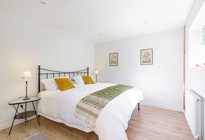 La Rose, Shaftesbury: The bedroom with super-king size bed