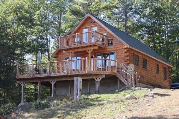 ADK log cabin with 2 decks; 3 bedrooms + loft; 2 bathrooms; basement/game room