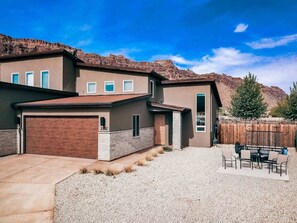 Gorgeous 360 views! Private entrance, vehicle & trailer parking, private back patio and hot tub