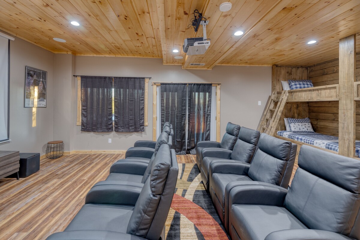 Cabin in 150Acres| Views | Theater |Hot Tub| Game Rm| Fire Pit