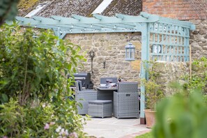 3 Mill Cottages, Ravensworth: Outside barbecue area