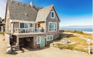Anchor Court Beach House, view of balcony off gourmet kitchen. 
