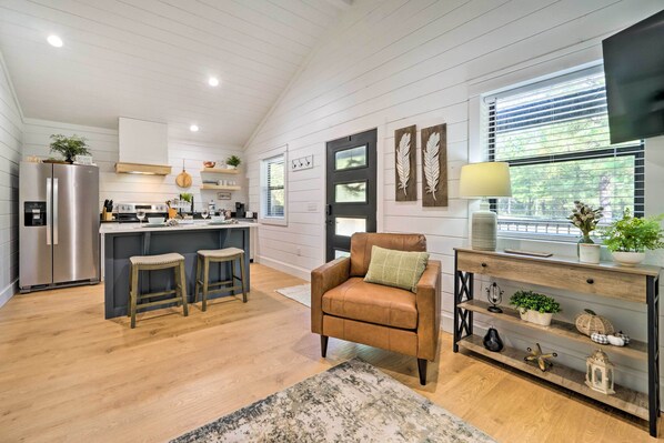 Broken Bow Vacation Rental | 1BR | 1BA | Stairs Required | 700 Sq Ft