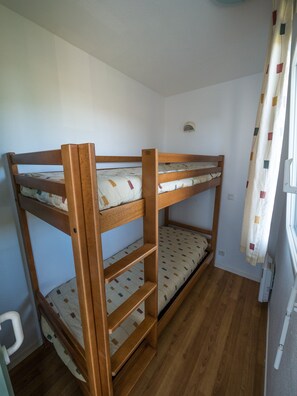 The Sleeping Alcove contains a Bunk bed.