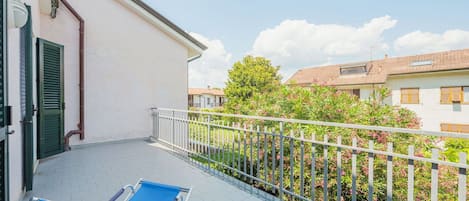 Ciel, Bâtiment, Jour, Propriété, Plante, Fenêtre, Bleu Azur, Nuage, Ombre, Architecture