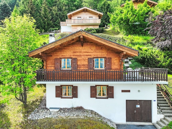 Plant, Building, Property, Window, Green, Tree, Wood, House, Yellow, Cottage
