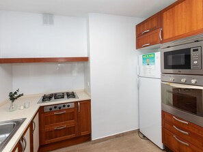 Cabinetry, Property, Kitchen Appliance, Building, Drawer, Home Appliance, Wood, Kitchen, Countertop, Interior Design