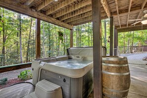 Private Hot Tub | Covered Patio