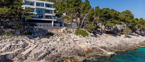 Ein Blick auf die luxuriöse Ferienvilla Miracul mit 6 Schlafzimmern, privatem Pool, Fitnessraum und Concierge-Service auf Korcula