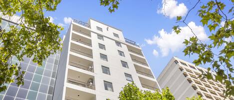 Enjoy serene urban living under sunny skies, nestled among lush greenery, in a contemporary apartment located on Victoria Avenue in the heart of Perth, WA.