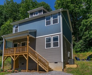 New build house with great front porch, perfect for viewing the mountains. 