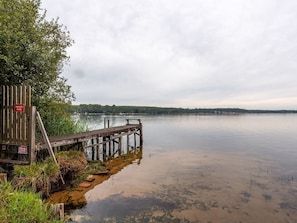 Wolke, Wasser, Himmel, Pflanze, Natürliche Landschaft, See, Holz, Wasserlauf, Bank