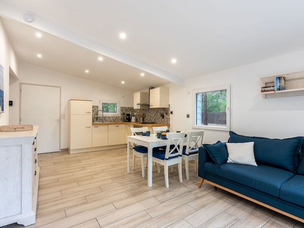 Möbel, Tabelle, Couch, Cabinetry, Haus, Holz, Interior Design, Gebäude, Flooring, Zimmerpflanze