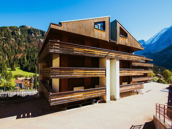 Himmel, Gebäude, Eigentum, Berg, Fenster, Pflanze, Holz, Baum, Schatten, Haus