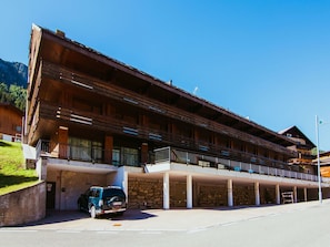 Himmel, Eigentum, Gebäude, Rad, Pflanze, Fahrzeug, Auto, Fassade, Stadt