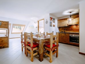 Tabelle, Bilderrahmen, Holz, Interior Design, Stuhl, Flooring, Holzbeize, Cabinetry, Hartholz, Esszimmer