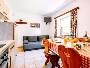 Möbel, Tabelle, Eigentum, Bilderrahmen, Couch, Orange, Stuhl, Interior Design, Fenster, Holz