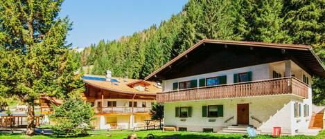 Pflanze, Himmel, Gebäude, Eigentum, Fenster, Natur, Baum, Natürliche Landschaft, Haus, Grundstueck