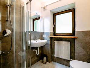 Miroir, Luminaire Plomberie, Robinet, Évier, Lavabo, Salle De Bains, Bâtiment, Design Intérieur, Éclairage, Sol