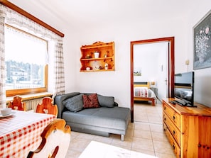Möbel, Bilderrahmen, Cabinetry, Komfort, Orange, Holz, Interior Design, Fenster, Gebäude, Schublade