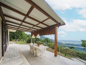 Himmel, Eigentum, Pflanze, Gebäude, Wolke, Tabelle, Schatten, Gartenmöbel, Interior Design, Veranda