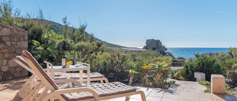 Ciel, Plante, Propriété, Meubles, Bâtiment, Bleu Azur, Pot De Fleur, Bois, Éclairage, Mobilier De Jardin