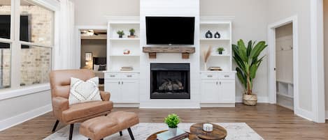 Spacious Living Room w/TV Streaming & Sleeper sofa