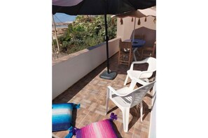 balcon terrasse spacieux pour profiter de la belle  vue