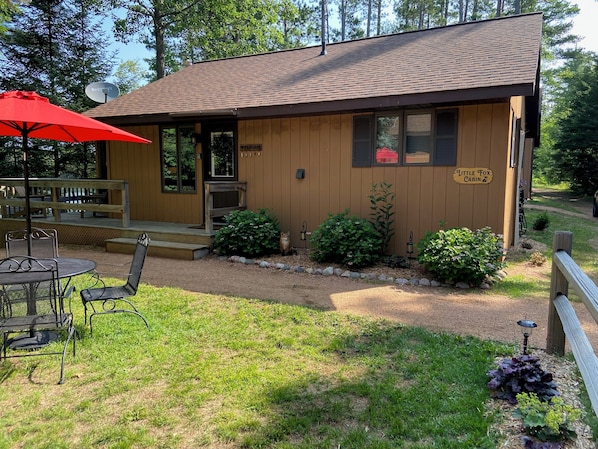 Perfect Northwoods getaway on the shores of Little Kitten Lake. 