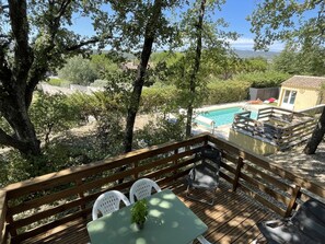 Terrasse vue sur piscine et monts du Lubéron