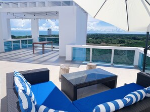 Large terrace with panoramic views / Gran terraza con vistas panorámicas 