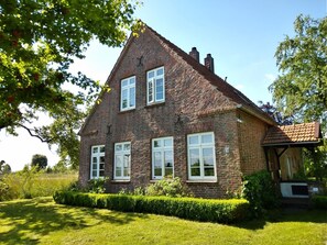 Fensterfront (Küche u.r., Esszimmer u.l., 2 Schlafzimmer o.)