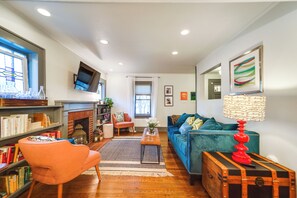 Living Room | Free WiFi | Central A/C | Smart TV