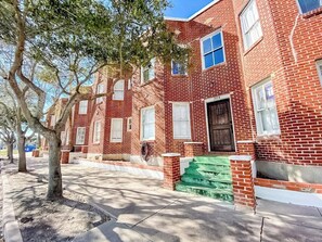 Stay in the city center and explore all the best Corpus Christi has to offer. Step out your door and into a world of bars and restaurants. The home is in a gorgeous NYC style brownstone building 