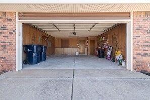 2 car garage, perfect for a traveling group.