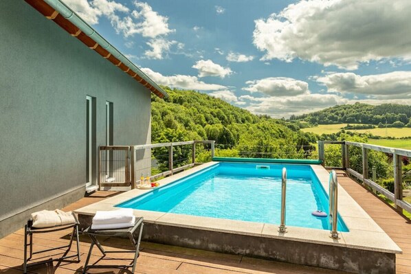 Nach dem Saunagang noch ein paar Bahnen ziehen in eurem privaten Pool? Fantastischer Fernblick inklusive. Klingt nach Luxus? Ist es auch. Der Pool ist von Juni bis September geheizt und benutzbar.