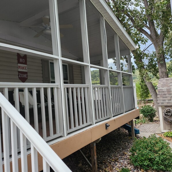 screened-in porch 