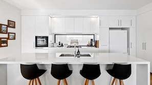 Modern and fully equipped kitchen