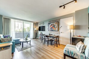 Living Area | Full Sleeper Sofa | Central Air Conditioning | Cable TV