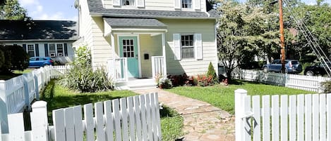 Cute cottage walking distance from UVA and UVA Stadium. Walk to the game!