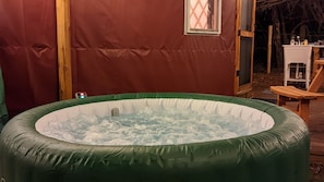 Outdoor spa tub