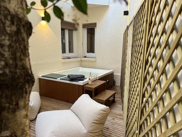 Indoor spa tub
