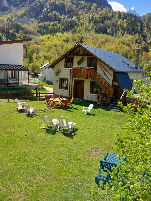 Le terrain attenant à la maison;accès direct aux gîtes