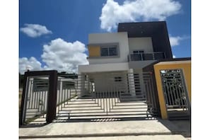 Main gated entrance with driveway for 2 vehicles.