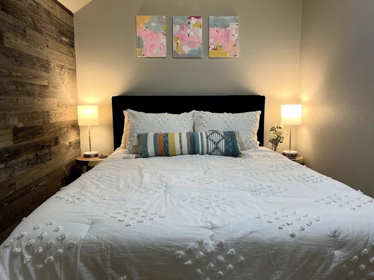 Luxury 4 BR Stay on stunning farm near Round Top